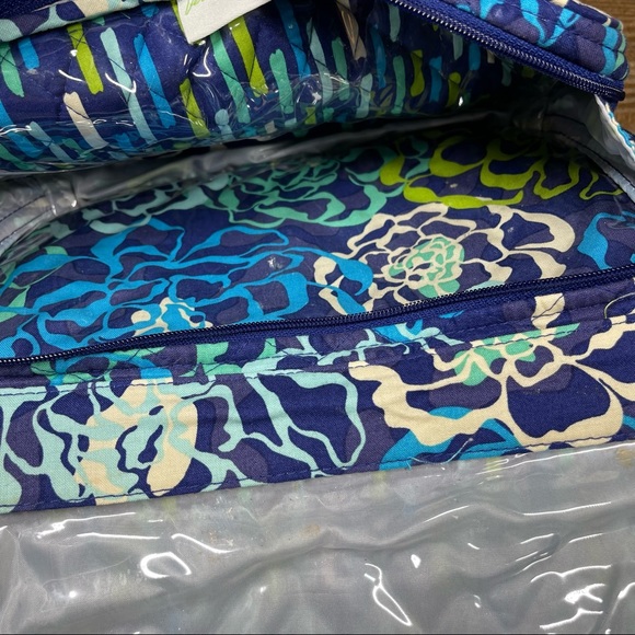 Vera Bradley Travel Toiletries Kit Organizer Blue Floral Roll-Up - Picture 5 of 6